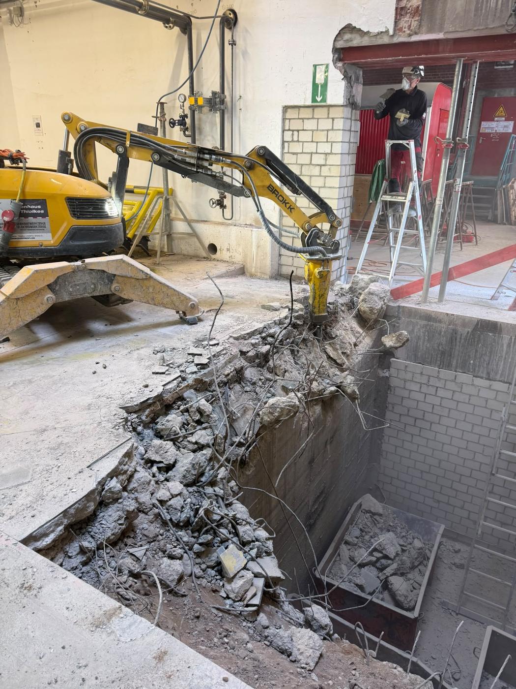 BROKK 170 bricht eine Stahlbetondecke auf