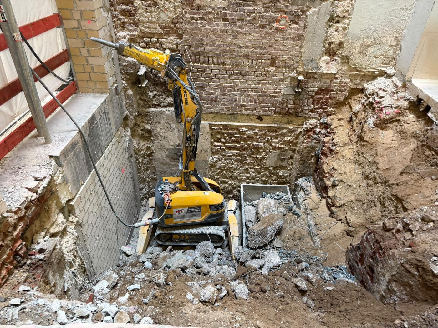 BROKK 170 im Schacht neben einem Schuttbehälter