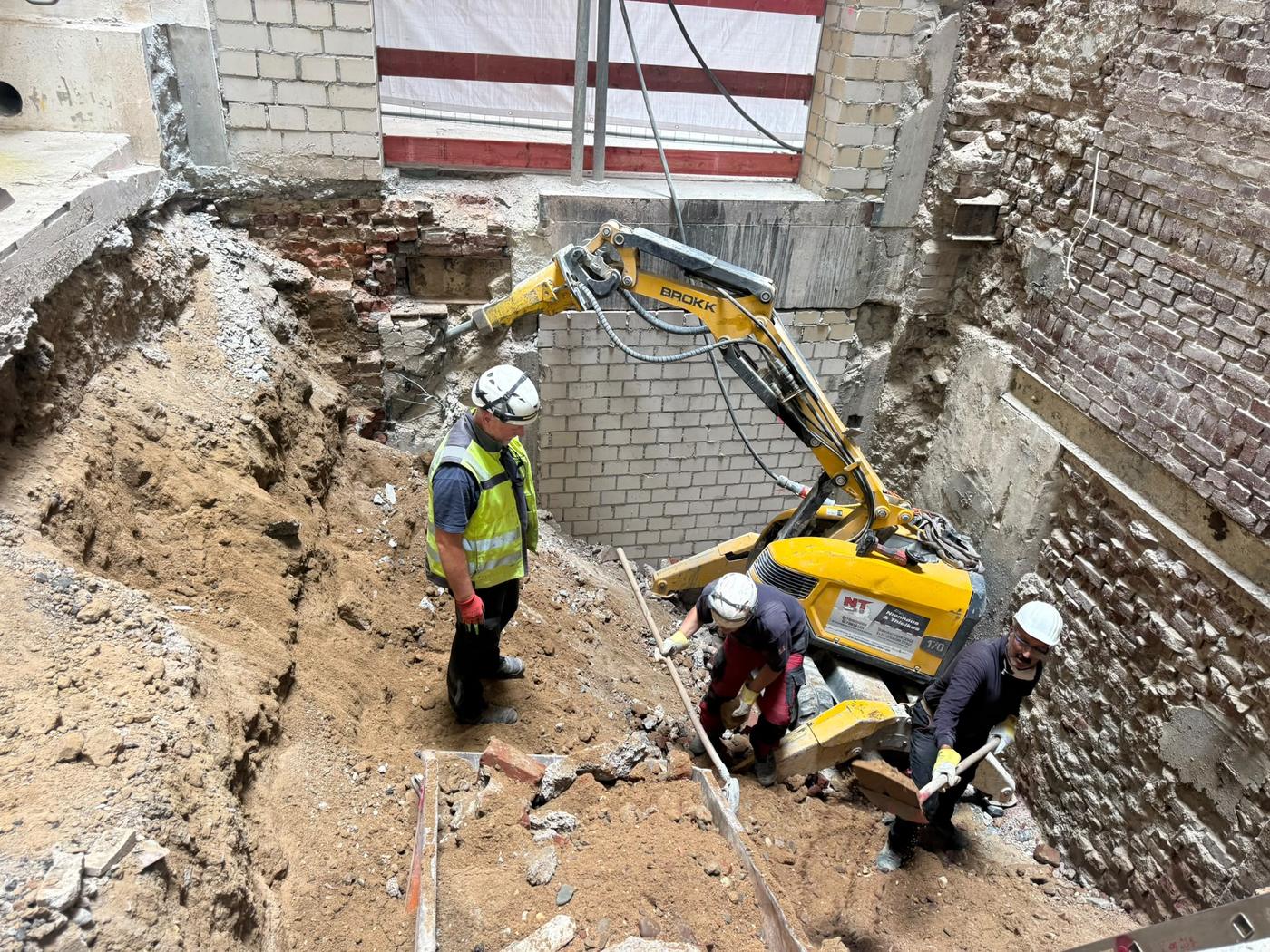 BROKK 170 mit Team beim Rückbau
