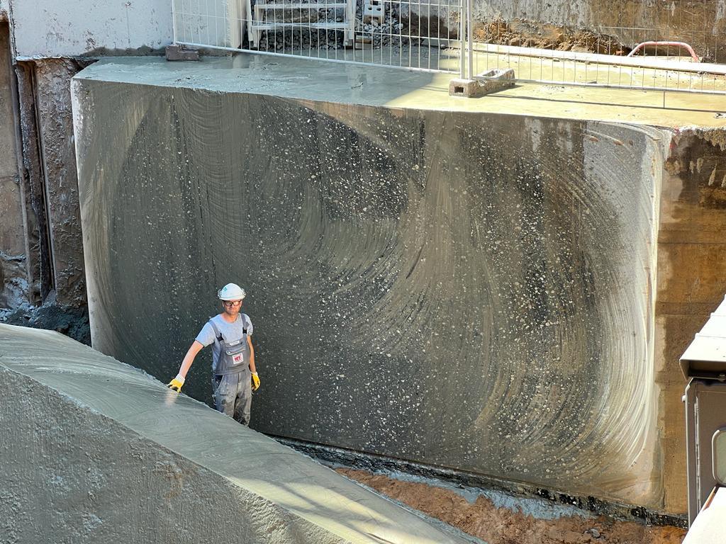 Seilschnitt an einem großen Betonblock