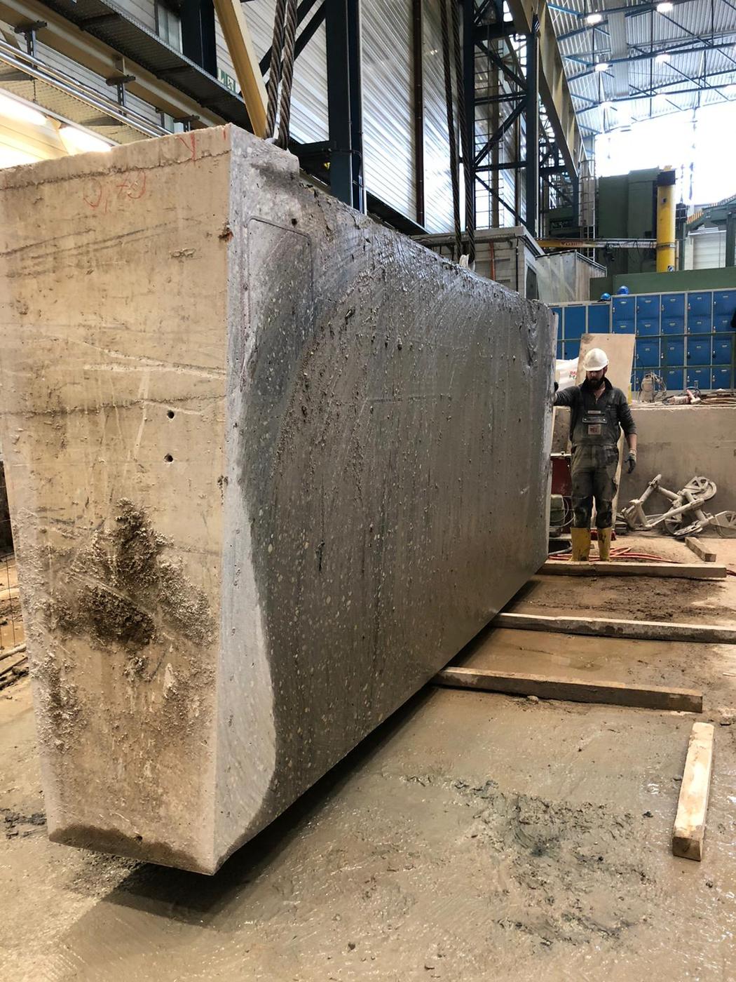Herausgeschnittener Betonblock in der Halle