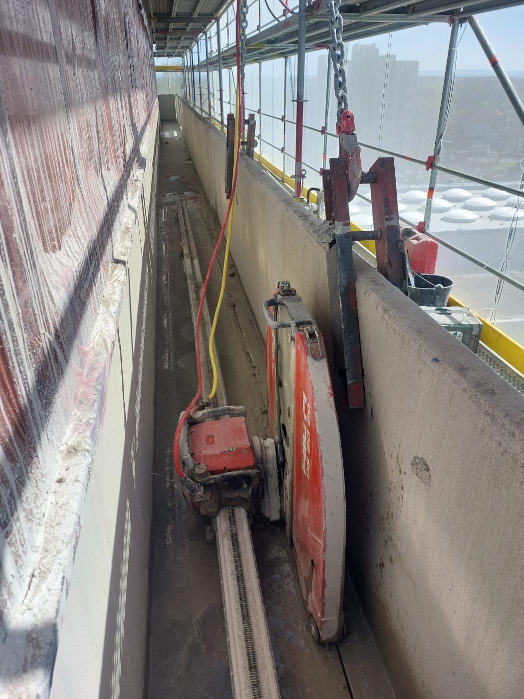 Wandsäge an einer Brüstung